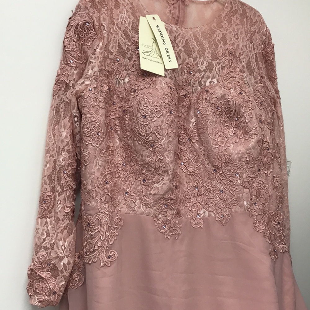 Wedding Dress with elegant lace and diamond
Color:peach w/lace sleeves size:18